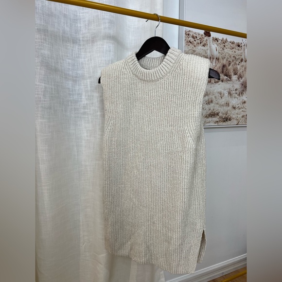 H&M knit sweater vest - Picture 2 of 2